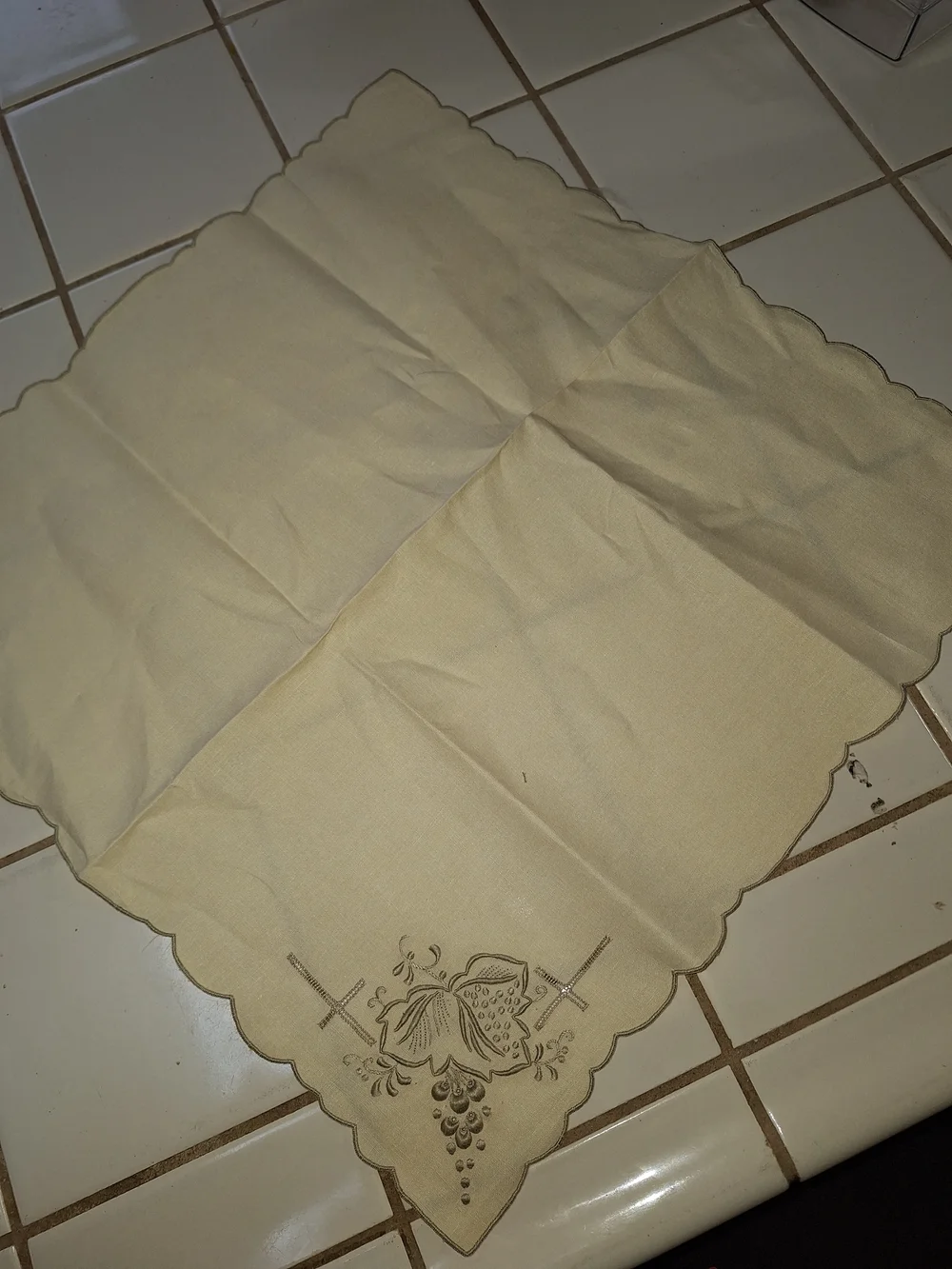 Set Of Four Embroidered Scalloped Edge Table Napkins in Cream/Ecru